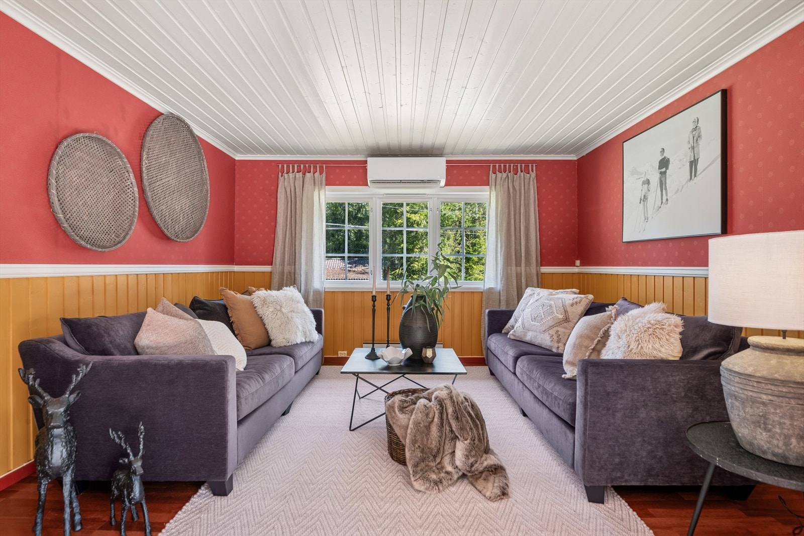 Hyggelig stue for sosiale kvelder. Varmepumpen var ny i 2017 og sørger for en god grunnvarme. Galleribilde