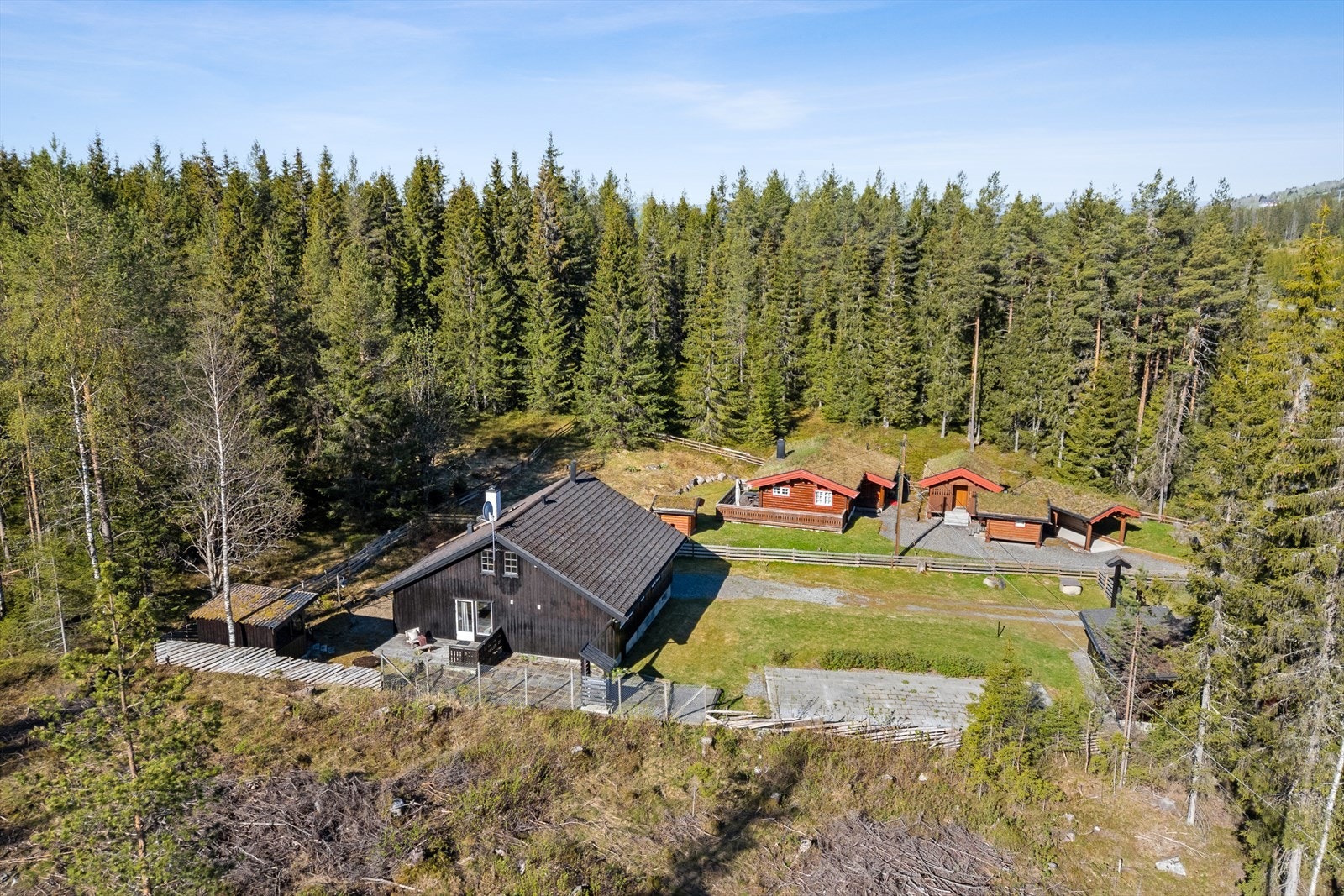 Hytta ligger i et lite felt bestående av boliger og hytter. Galleribilde