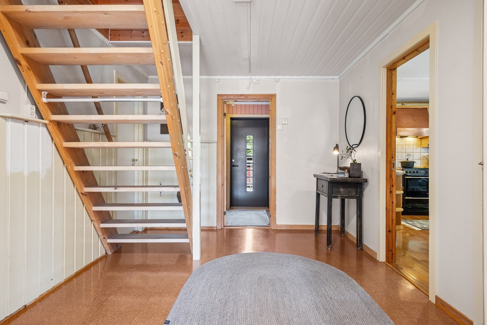 Fra vindfanget er det videre inngang til en romslig gang hvor en har tilgang til øvrige rom. Galleribilde