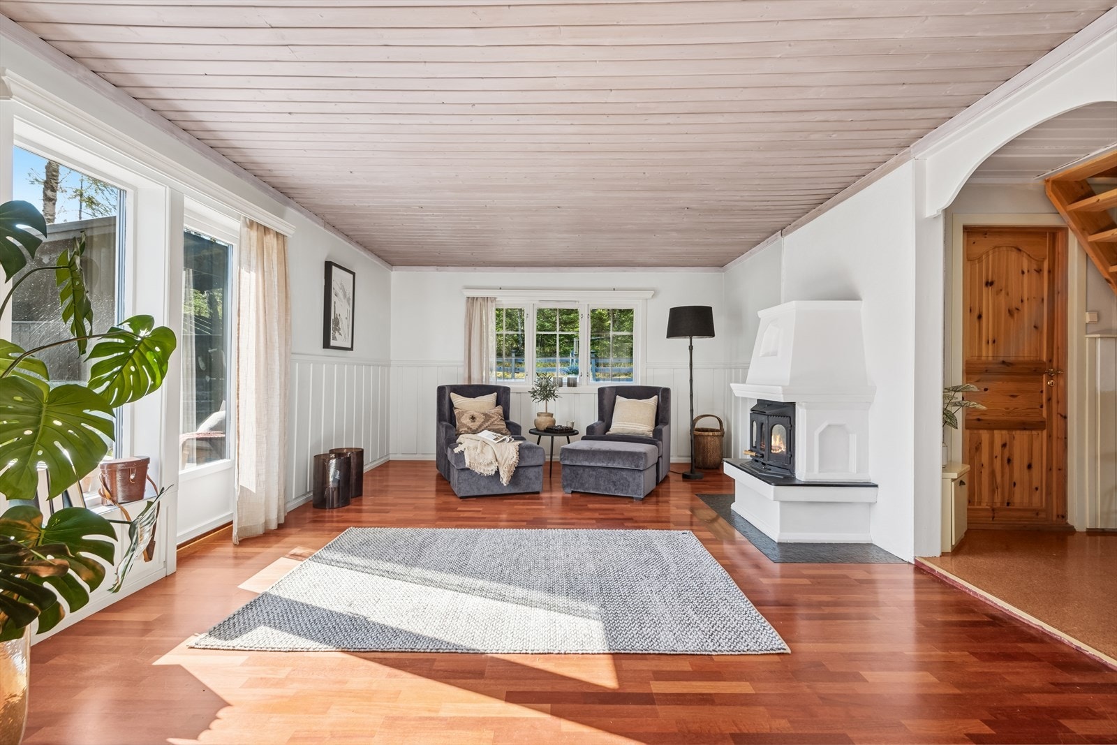 Det er flere store vinduer i rommet, som gir mye naturlig lys inn, samt at du kan nyte de naturskjønne omgivelsene. Galleribilde