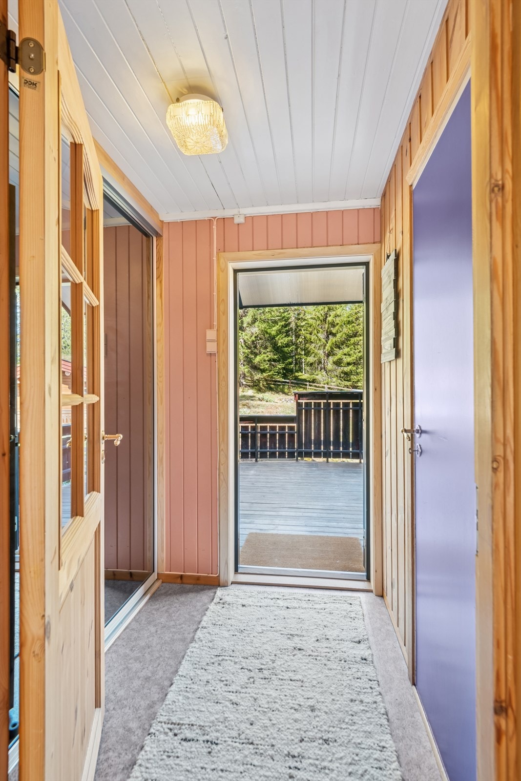 Velkommen inn via nyere ytterdør til vindfang med garderobe for yttertøy. Galleribilde