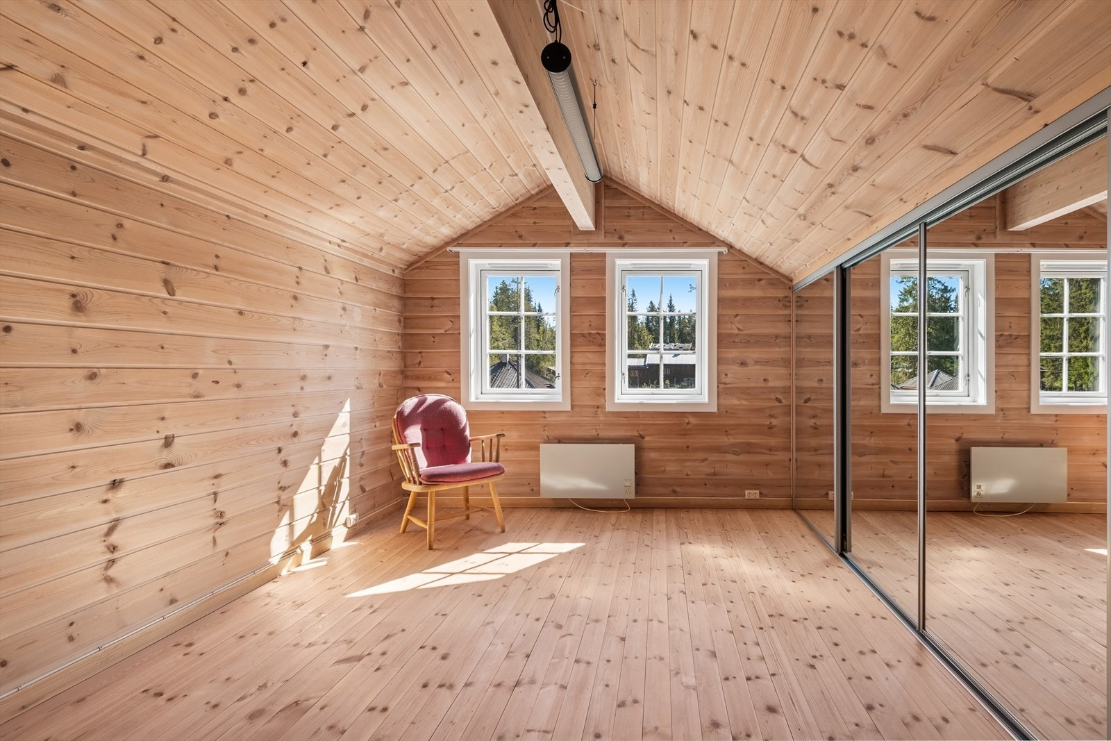 Rommene i loftsetasje ble innredet i 1987 men ble ikke søkt om eller var med på innsendte byggetegninger. Se for øvrig pkt ferdigattest vedr dette. Galleribilde