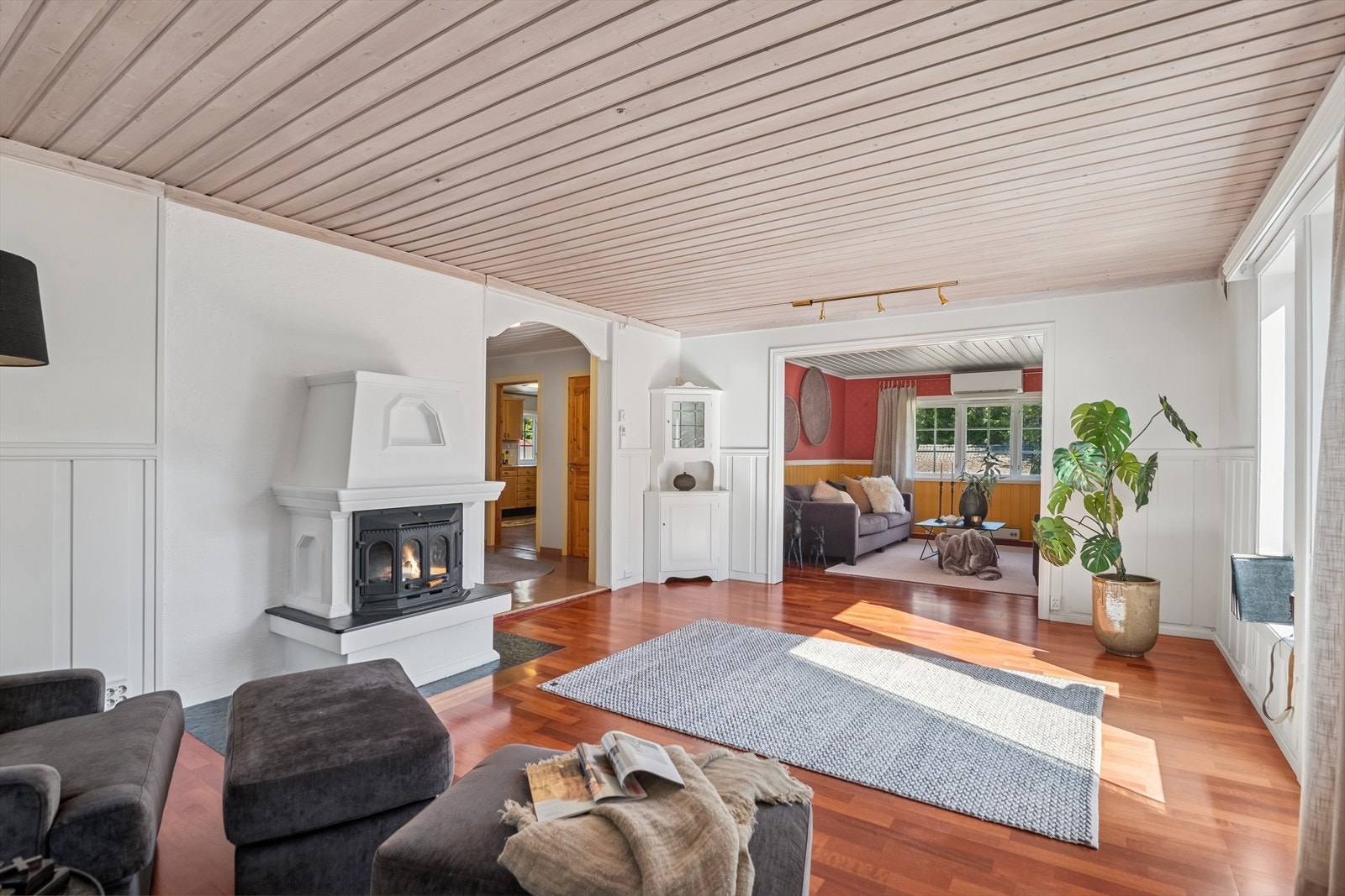 Stor stue inndelt i to soner, som gir flere møbleringsmuligheter. Peis bidrar til ekstra oppvarming og skaper en hyggelig stemning på hytta. Galleribilde