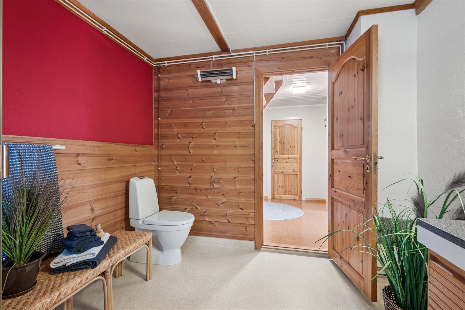 Baderommet har belegg på gulvet, og panel og strie på veggene. Galleribilde