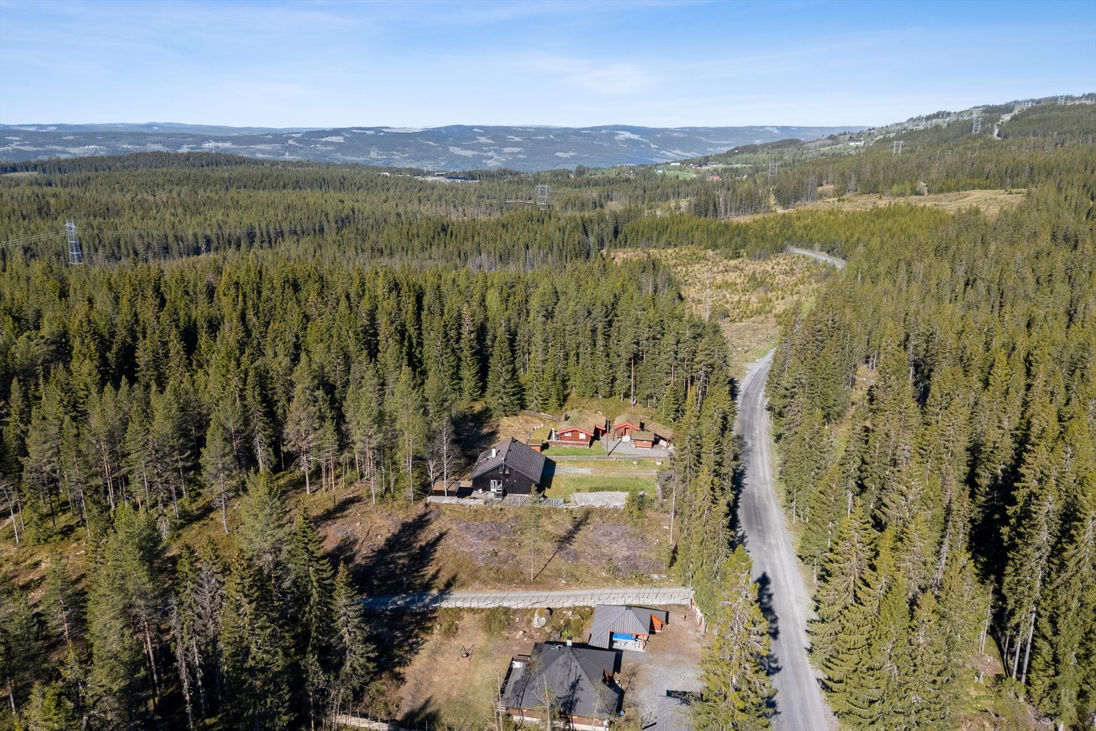 Sjøsetervegen 225 er en hyggelig eiendom rett ved stort løypenett og ca. 2 km fra Birkebeineren Skistadion. Galleribilde