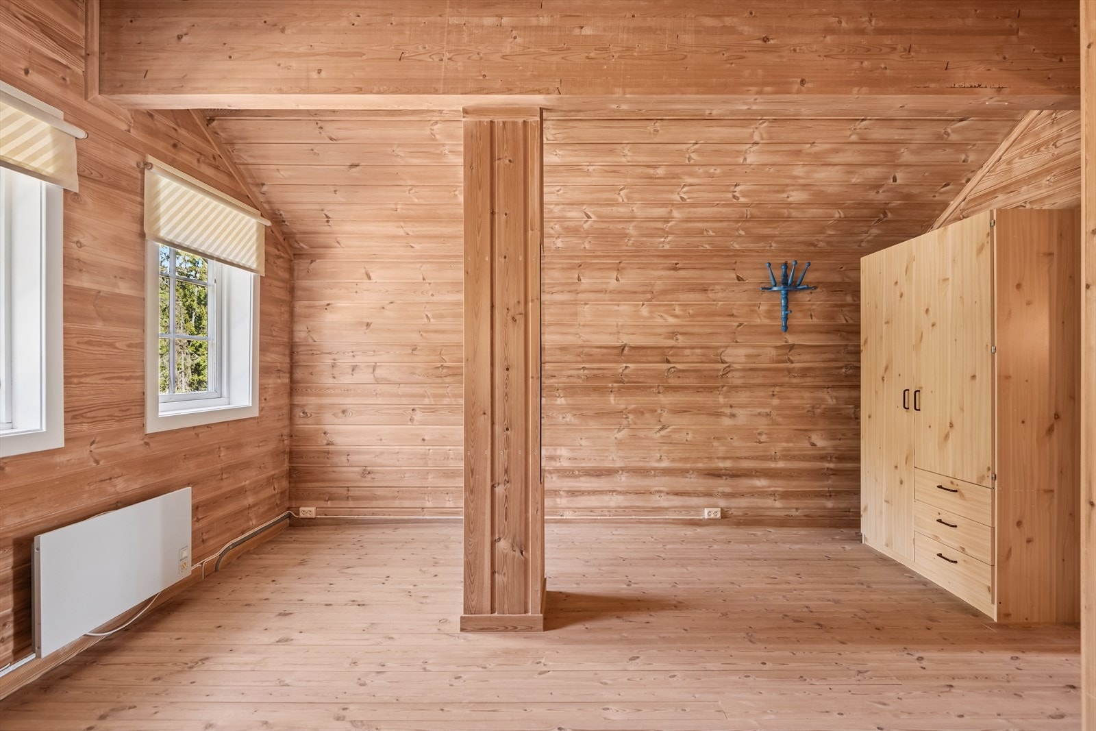 Det er 2 vinduer i begge rom på loftet. Galleribilde