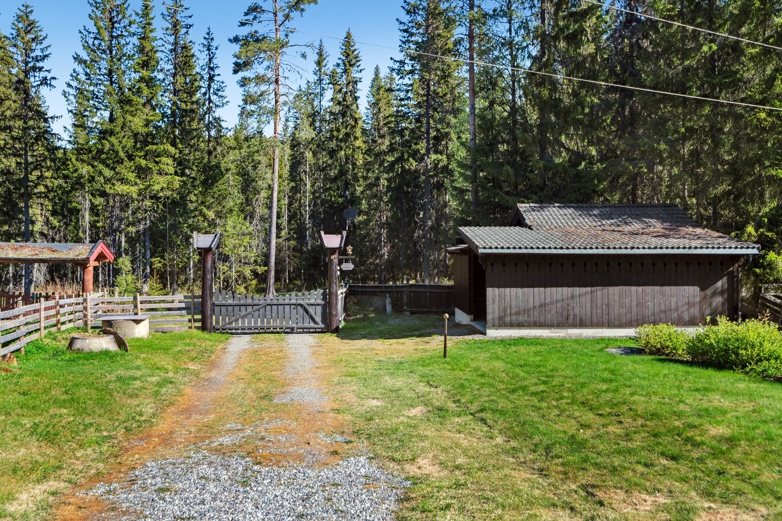 Garasje og bod er oppmålt til 36 kvm og her kan en f. eks smøre skiene før en går rett ut i oppkjørte løyper vinterstid. Galleribilde