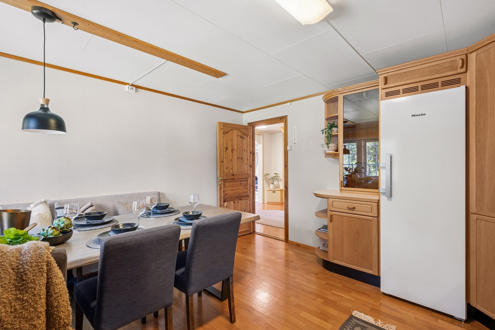 Kjøkkenet ligger i separat rom med inngang fra den store gangen. Galleribilde