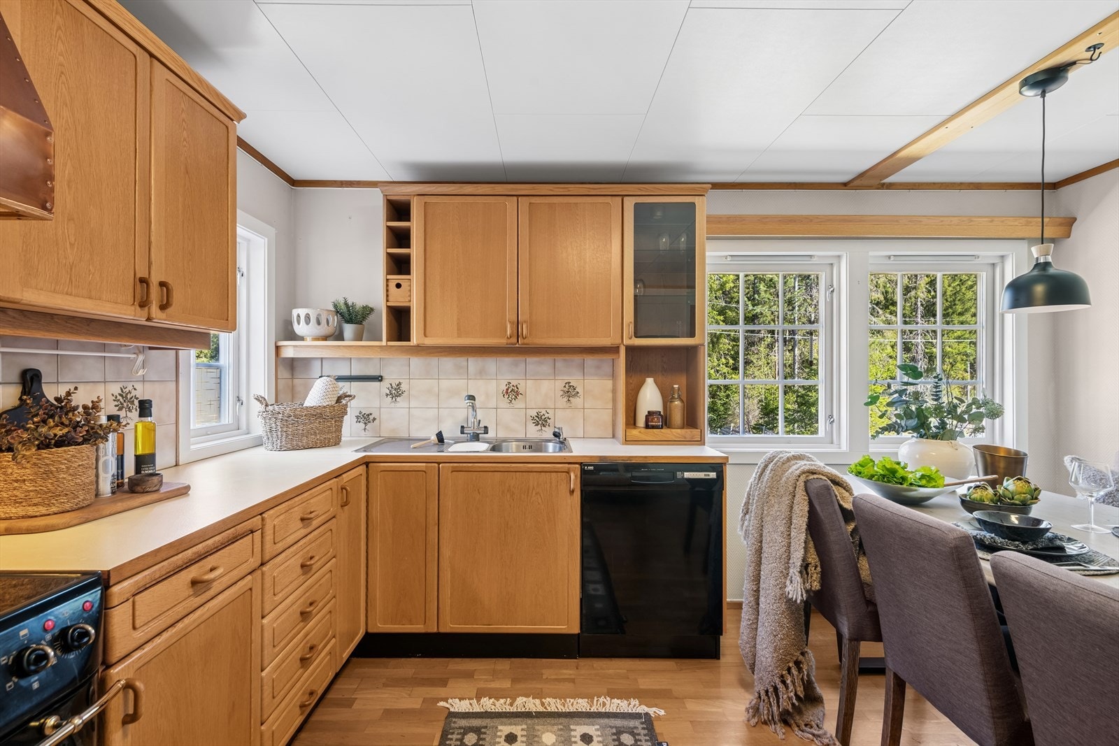 Flere vinduer gir god atmosfære og hyggelig stemning til både matlagingen og måltidene. Galleribilde