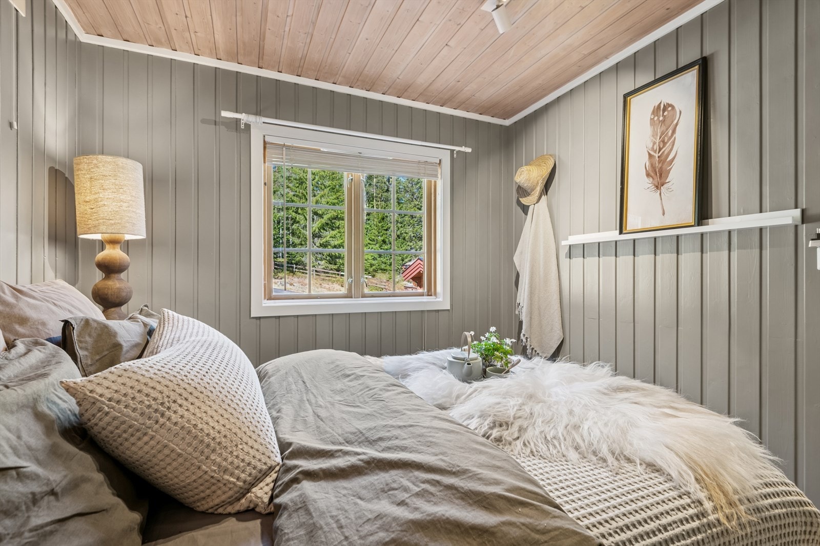 Soverom i første etasje med naturen rett utenfor vinduet. Galleribilde