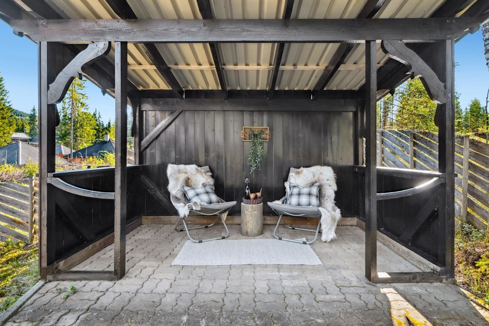 Lun uteplass med overbygg er én av mange uteplasser på eiendommen. Perfekt for kveldskos og grilling. Galleribilde