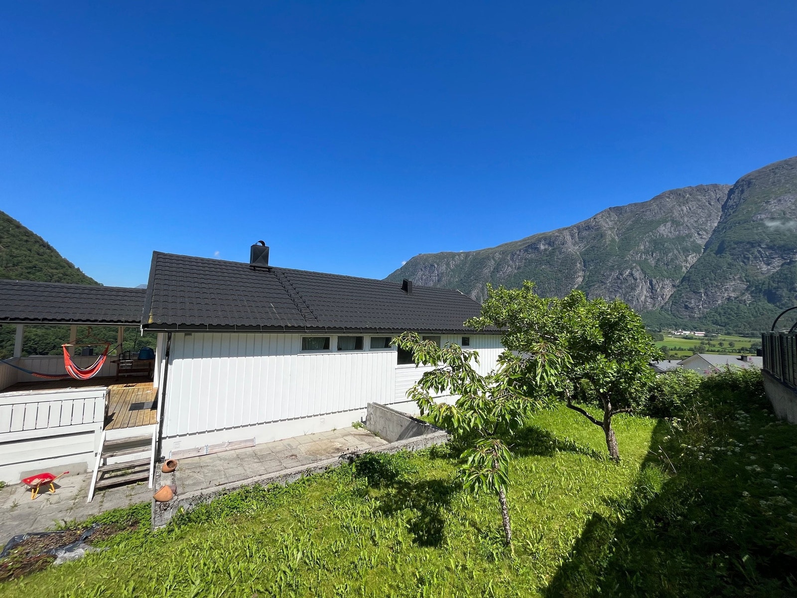 Bakside av huset, stor terasse og lagt til rette for større utvidelse. Galleribilde