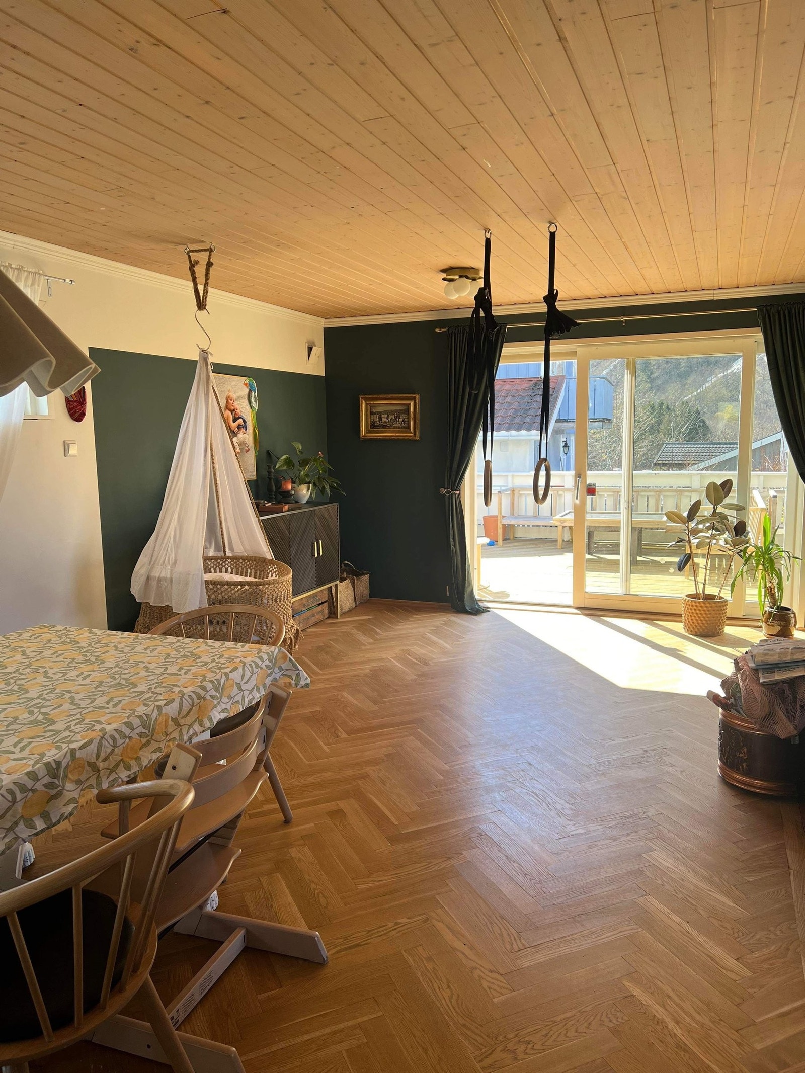 Stuen har godt med lys og vinduer, utgang til terrassen via stor skyvedør i glass (hoveddel) Galleribilde