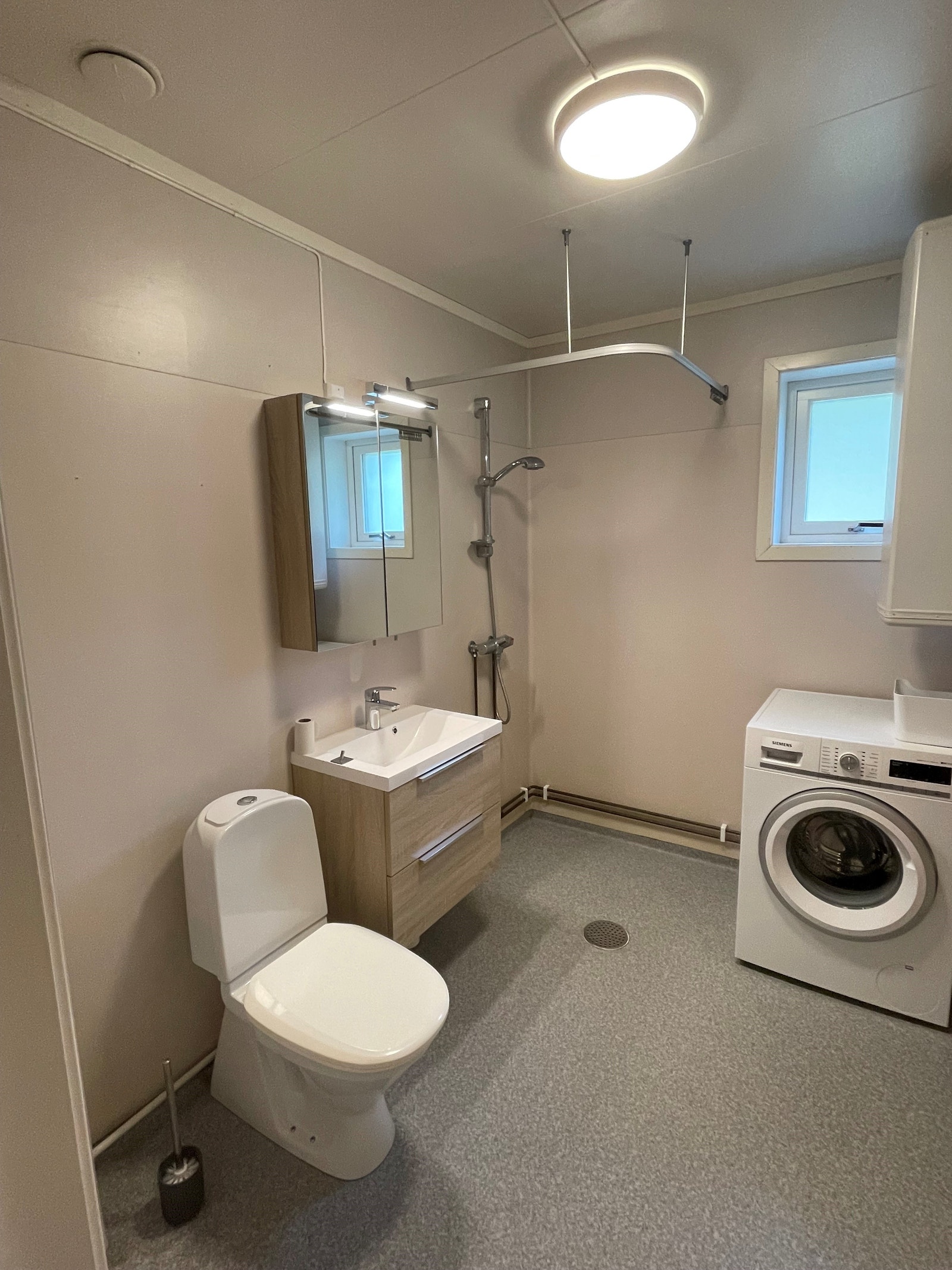 Bad med vaskemaskin. Galleribilde