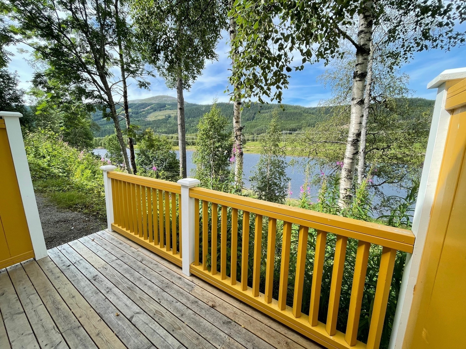 Usjenert og privat terrasse helt inntil Trysilelva. Solrik, med sen kveldssol. Galleribilde