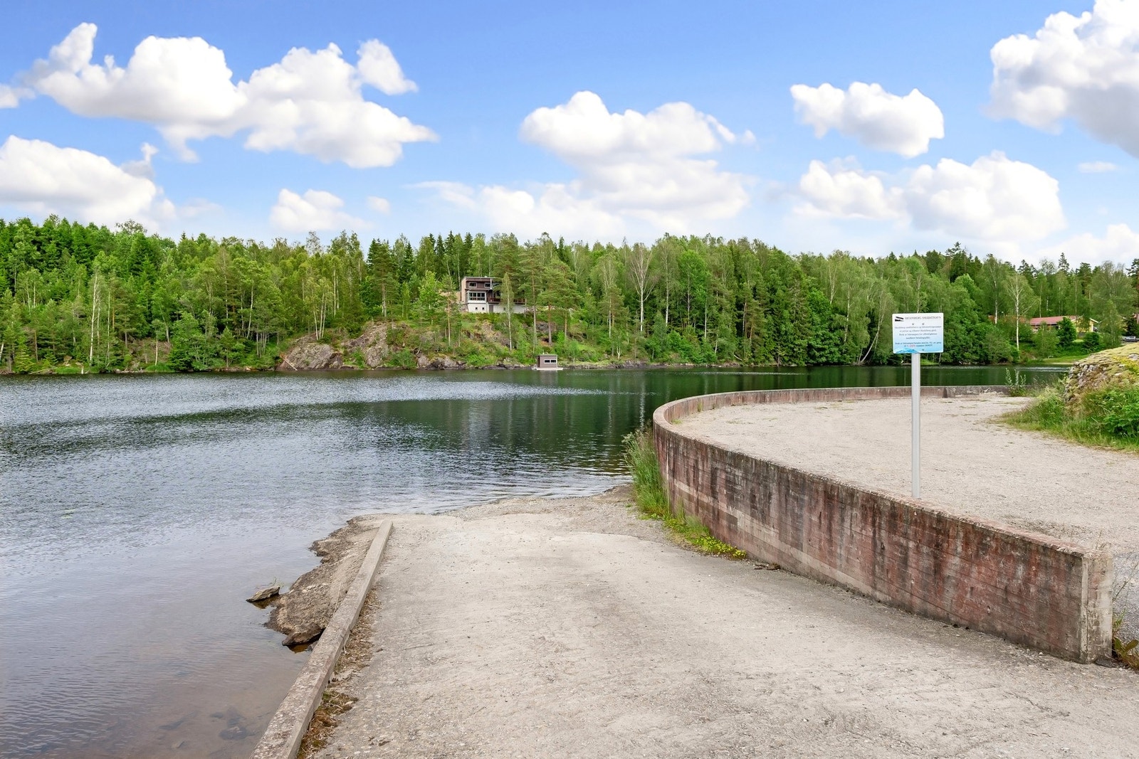 Båtutslippen rett på nedsiden av hyttefeltet. Galleribilde