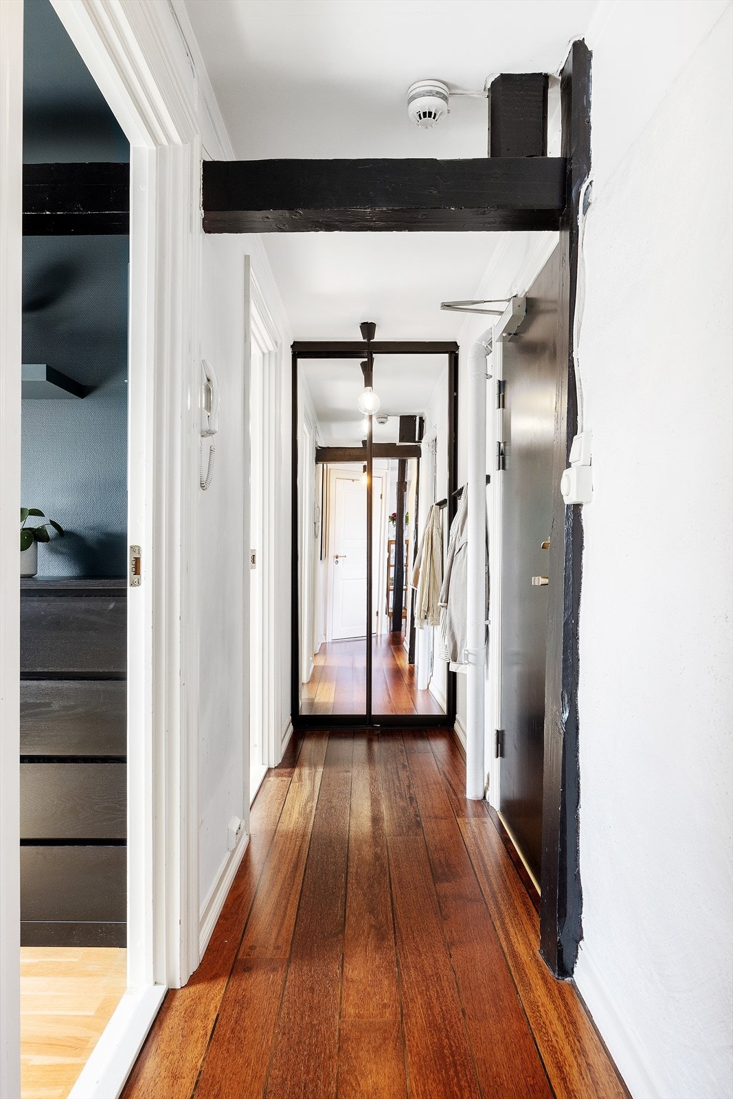 Velkommen inn! I entréen er det montert skyvedørsgarderobe. Her er det god plass til sko og yttertøy. Galleribilde