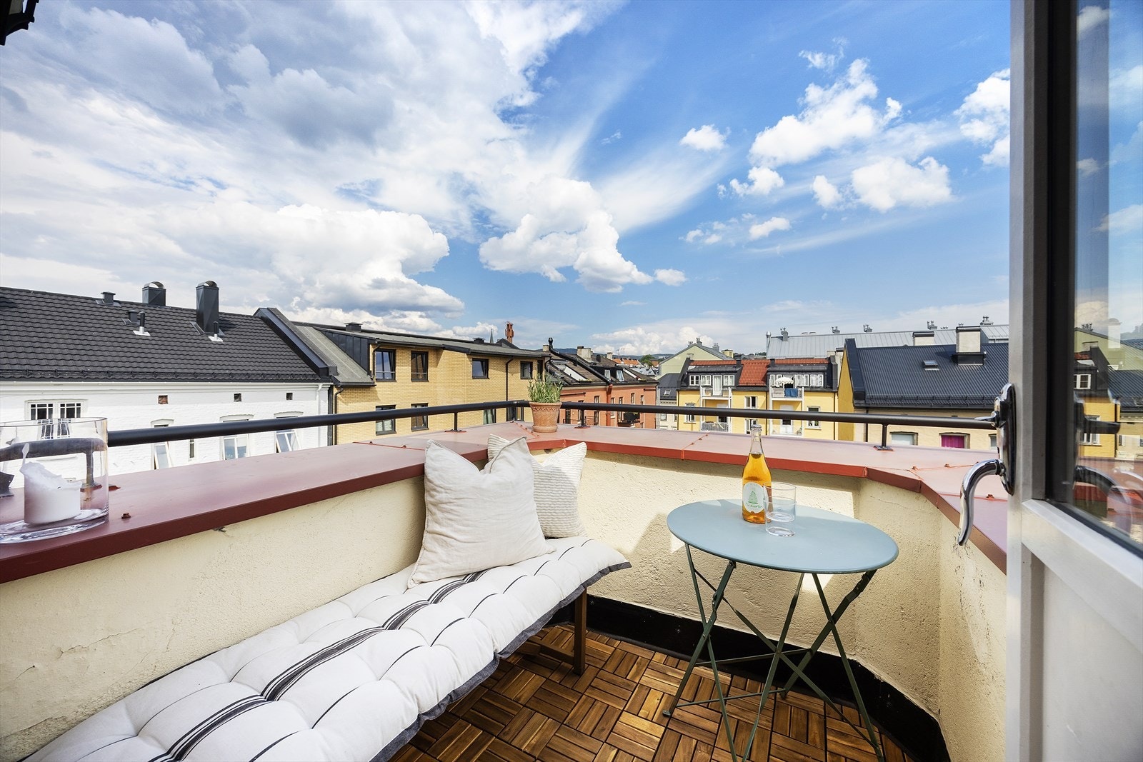 En lys og gjennomgående 3-roms toppleilighet med nydelig takterrasse Galleribilde