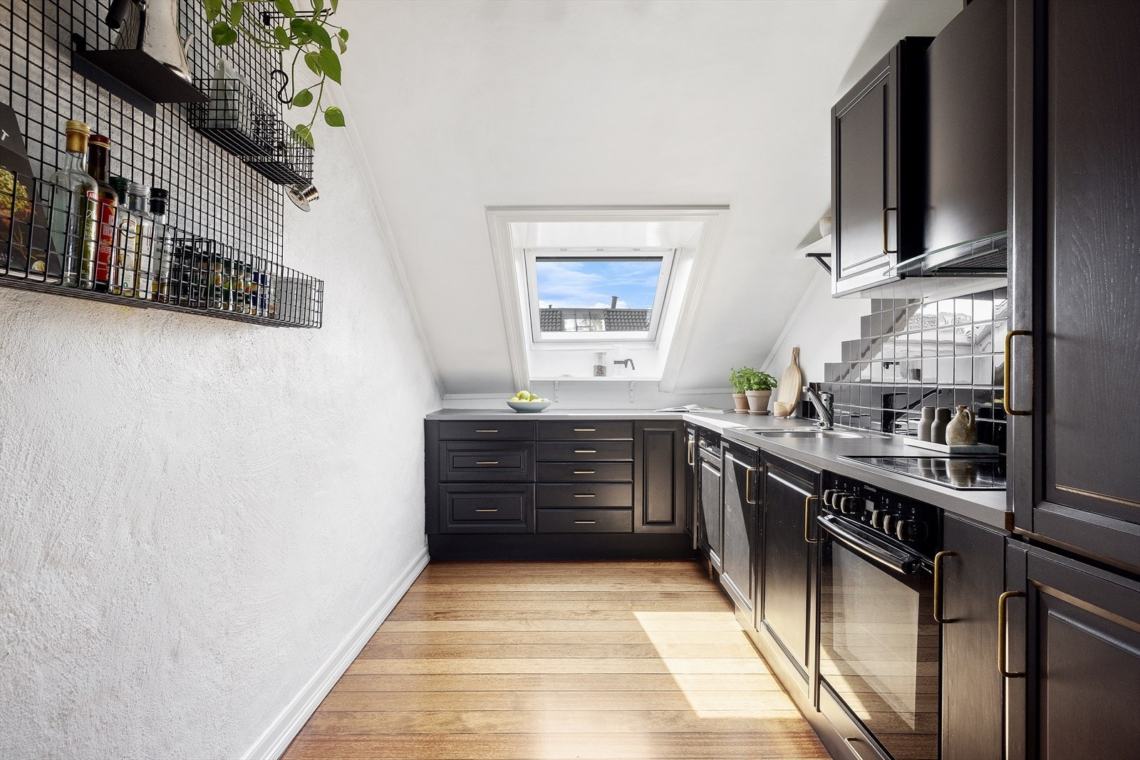 Leilighetens kjøkken ligger i praktisk åpen løsning. Kjøkkenet er utstyrt med integrerte hvitevarer. Godt med skap- og benkeplass. Galleribilde