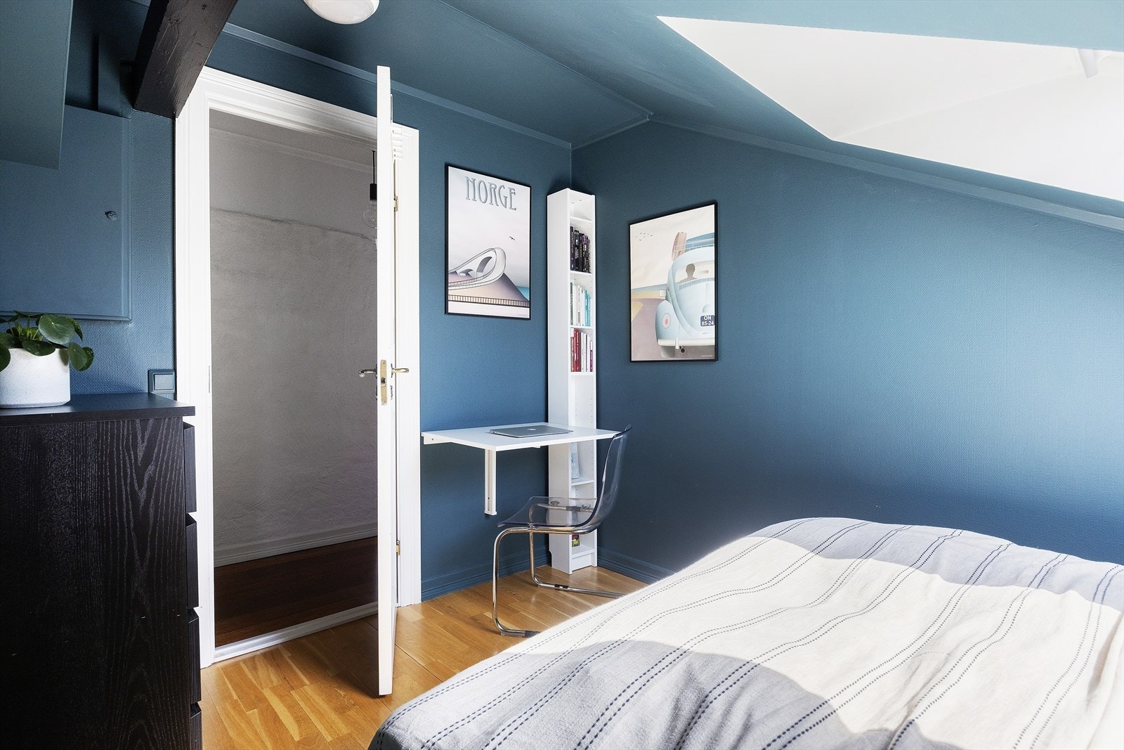 Det er plass til skrivebord og garderobeløsning på soverom 2. Galleribilde