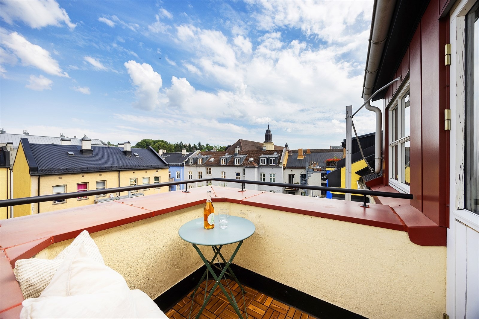 Takterrasse på 2,5 kvm med plass til utemøblement og et lite bord. Galleribilde