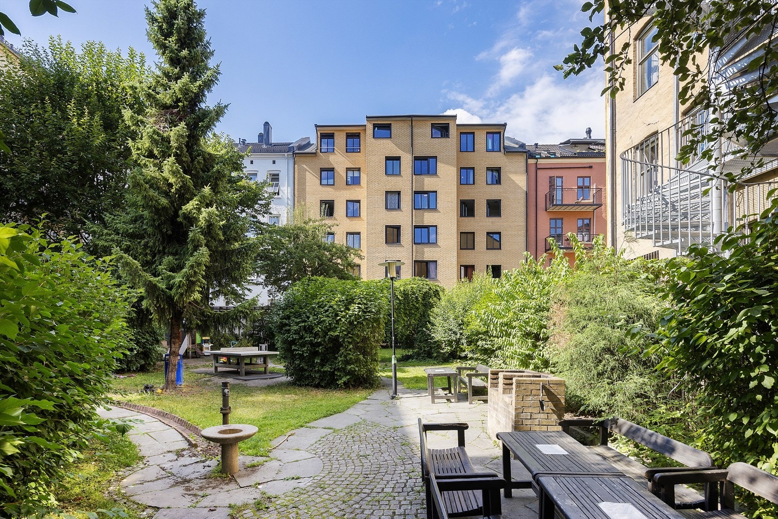 Fellesområdet er pent opparbeidet med bla. hyggelig sittegruppe, ping-pong bord og grillseksjon Galleribilde