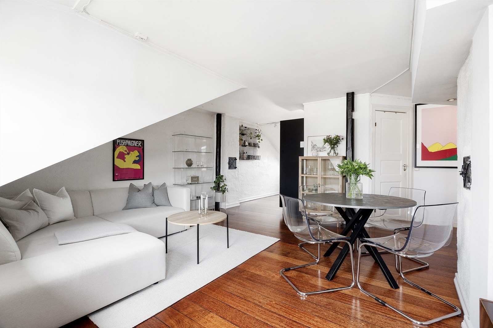 Pene lysmalte overflater og parkettgulv. Galleribilde