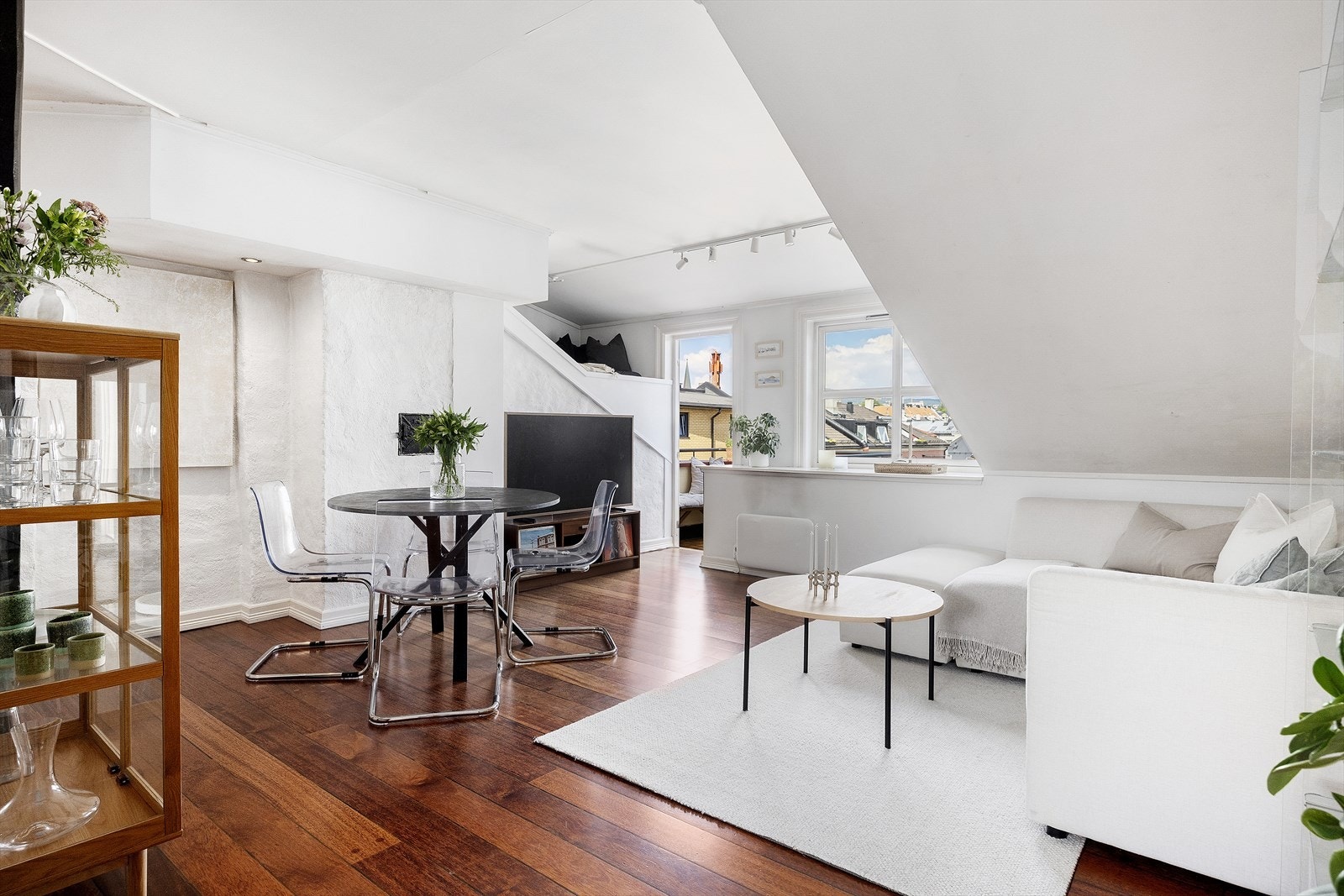 Store vindusflater og gulvareal på hele 73 kvm gir leiligheten en lys og luftig atmosfære Galleribilde