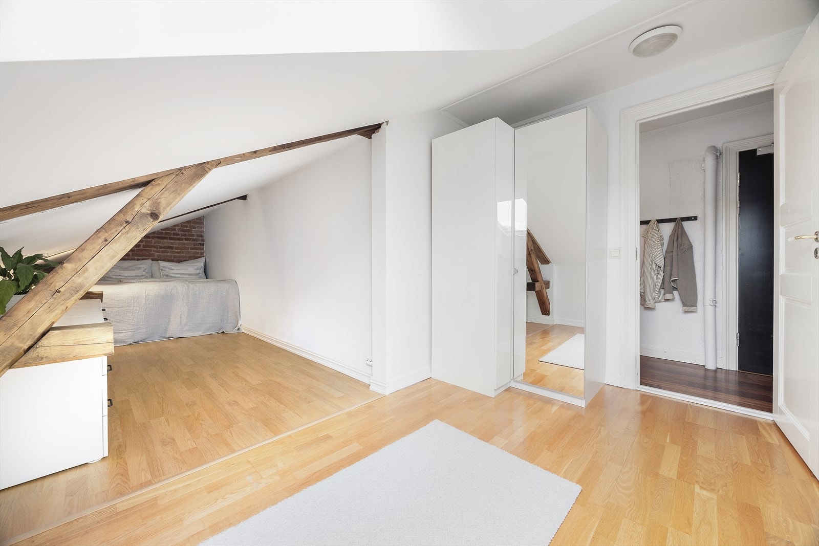 Særdeles romslig hovedsoverom med god plass til dobbeltseng og øvrig soveromsmøblement. Galleribilde