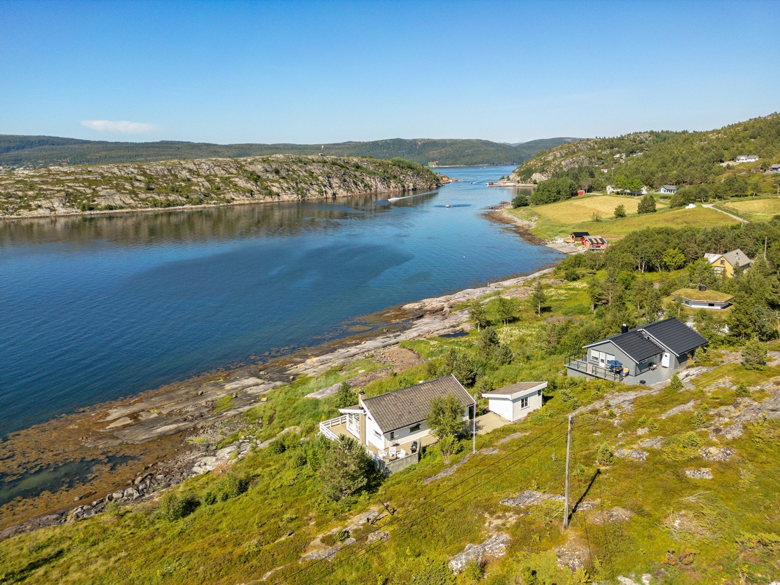 Råkvåg regnes som en av Norges best bevarte kystperler, et levende og sjarmerende tettsted med rik historie, hyggelig atmosfære og et pulserende sommerliv. Galleribilde