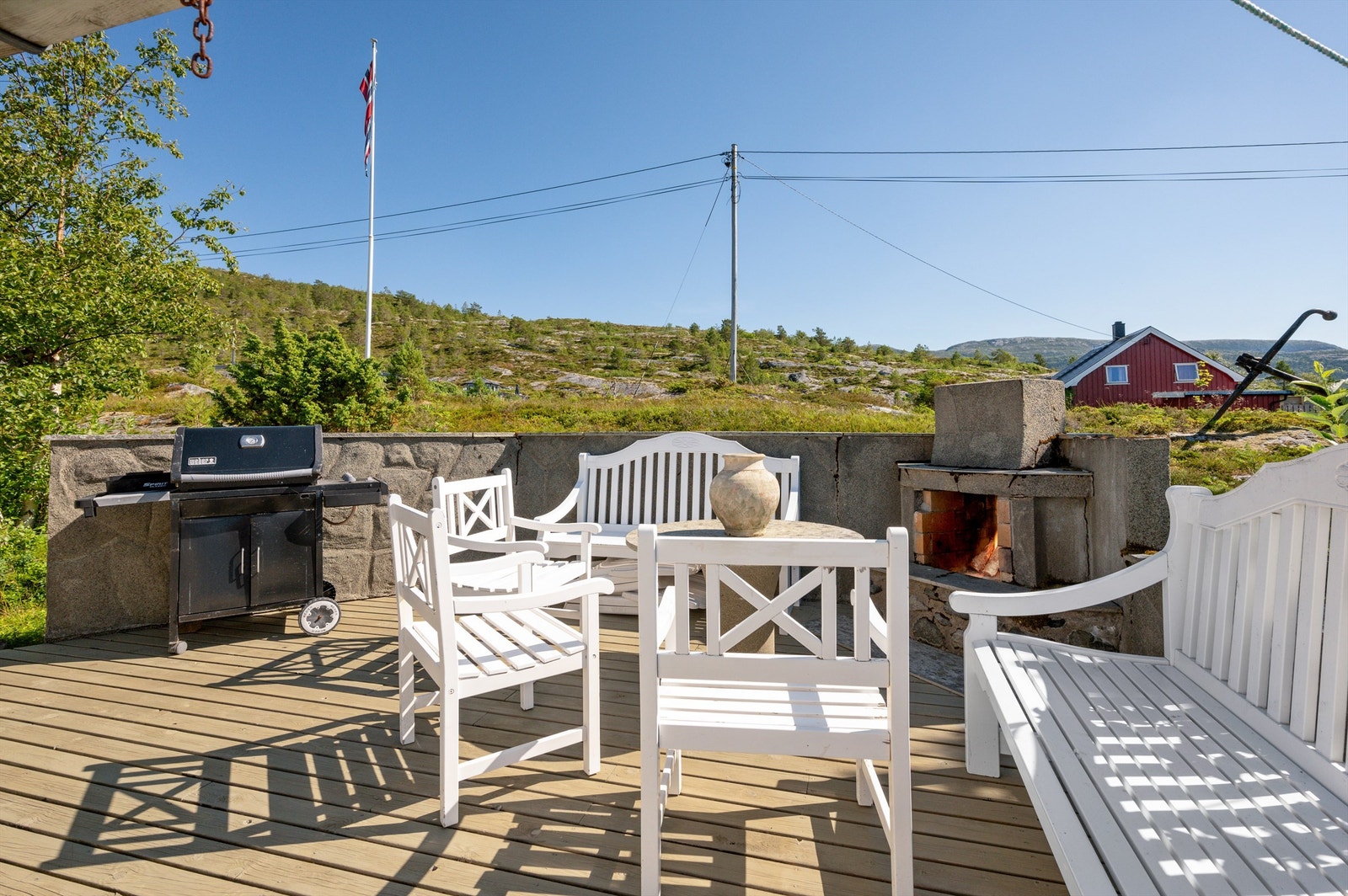 Her har man god plass til ønsket utemøblement og grill. Galleribilde