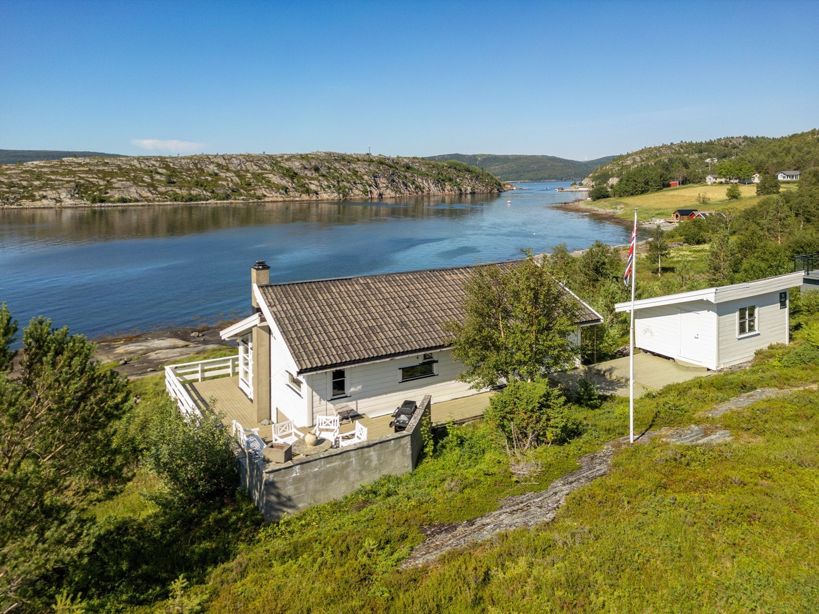 Eiendommen er omkranset av vakker natur i rolige omgivelser, og byr på en nydelig utsikt over sjøen, som bare ligger 26 meter unna. Galleribilde