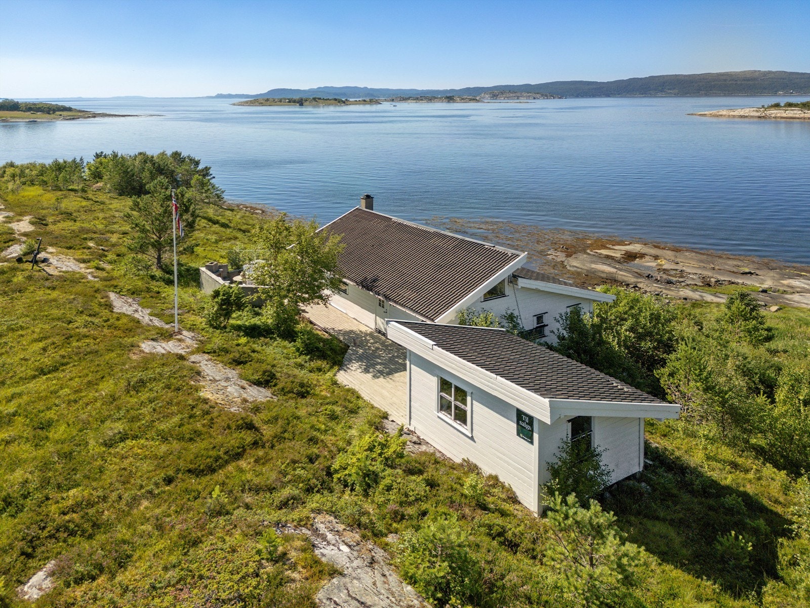 Rett utenfor døren finner du flotte turmuligheter i skog og langs kysten. En kort tur unna ligger også Bjørvika, hvor det er etablert både campingplass og badestrand, perfekt for varme sommerdager. Galleribilde