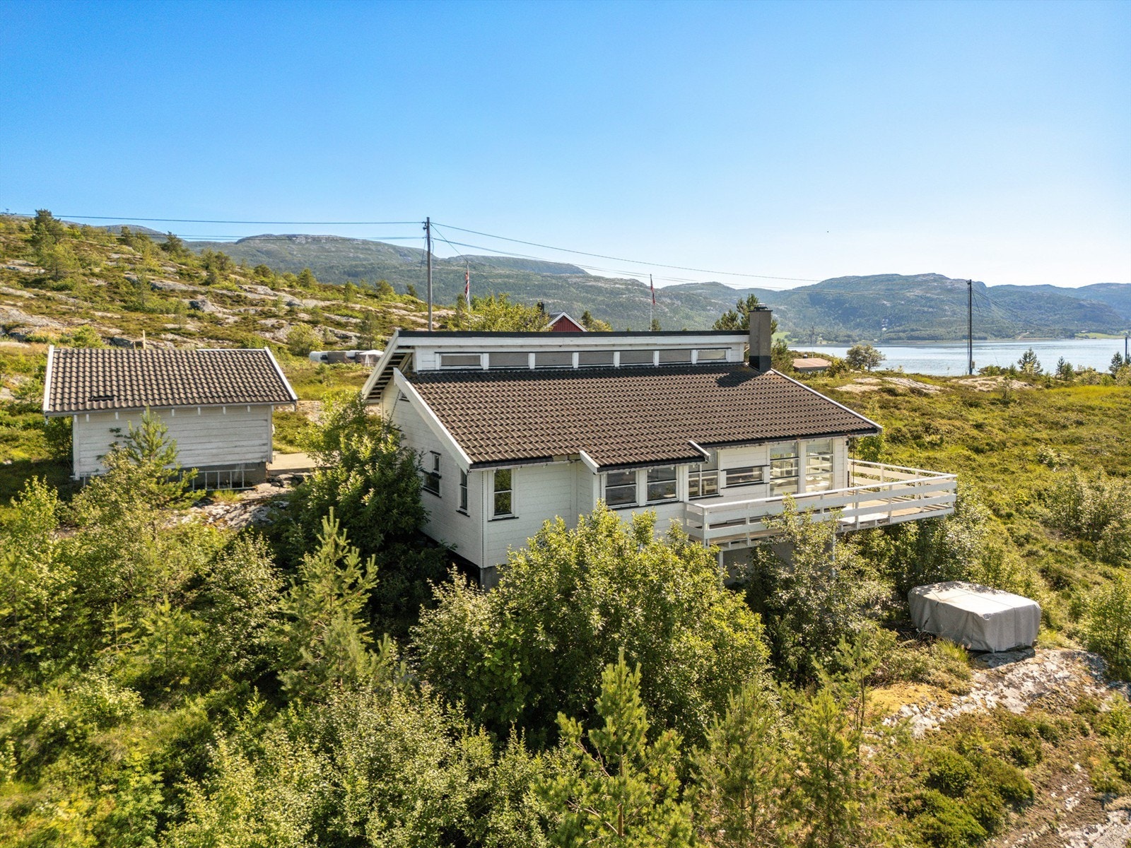 Denne idylliske fritidseiendommen ligger naturskjønt til ved sjøen i Råkvåg, Indre Fosen kommune - ca. 4,5 km fra sentrum. Galleribilde
