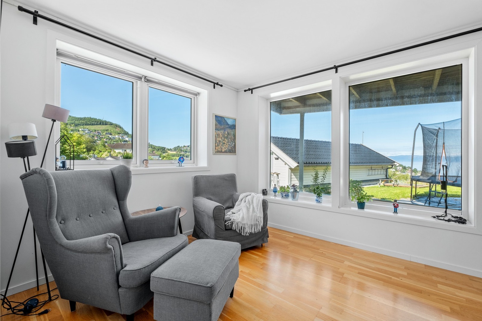 Stue er utført med parkett på gulv og malte flater på vegger og tak. Galleribilde