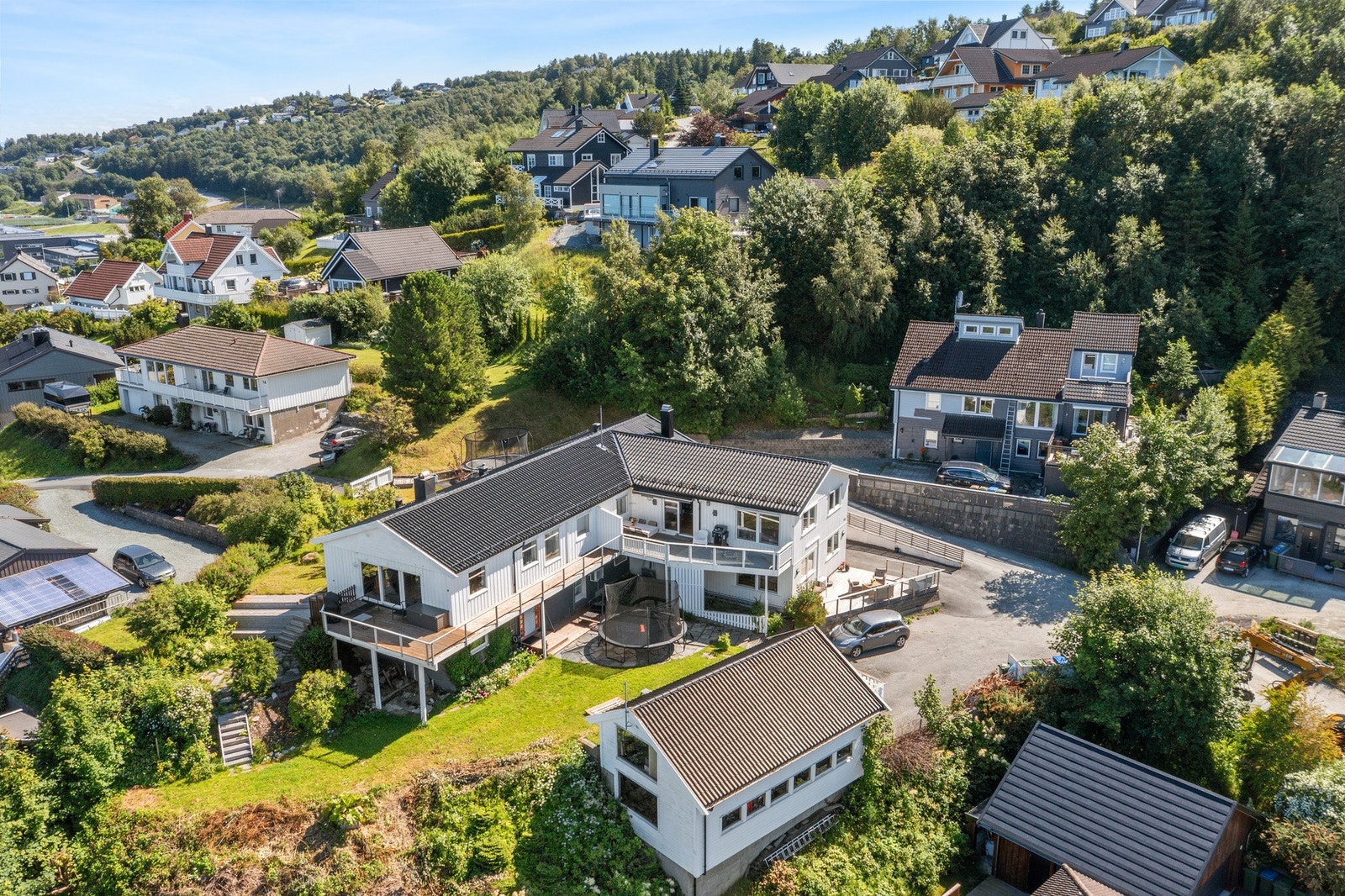 Herfra har du svært kort avstand inn til Vikhammer hvor du finner det du måtte trenge av servicefasiliteter. Galleribilde