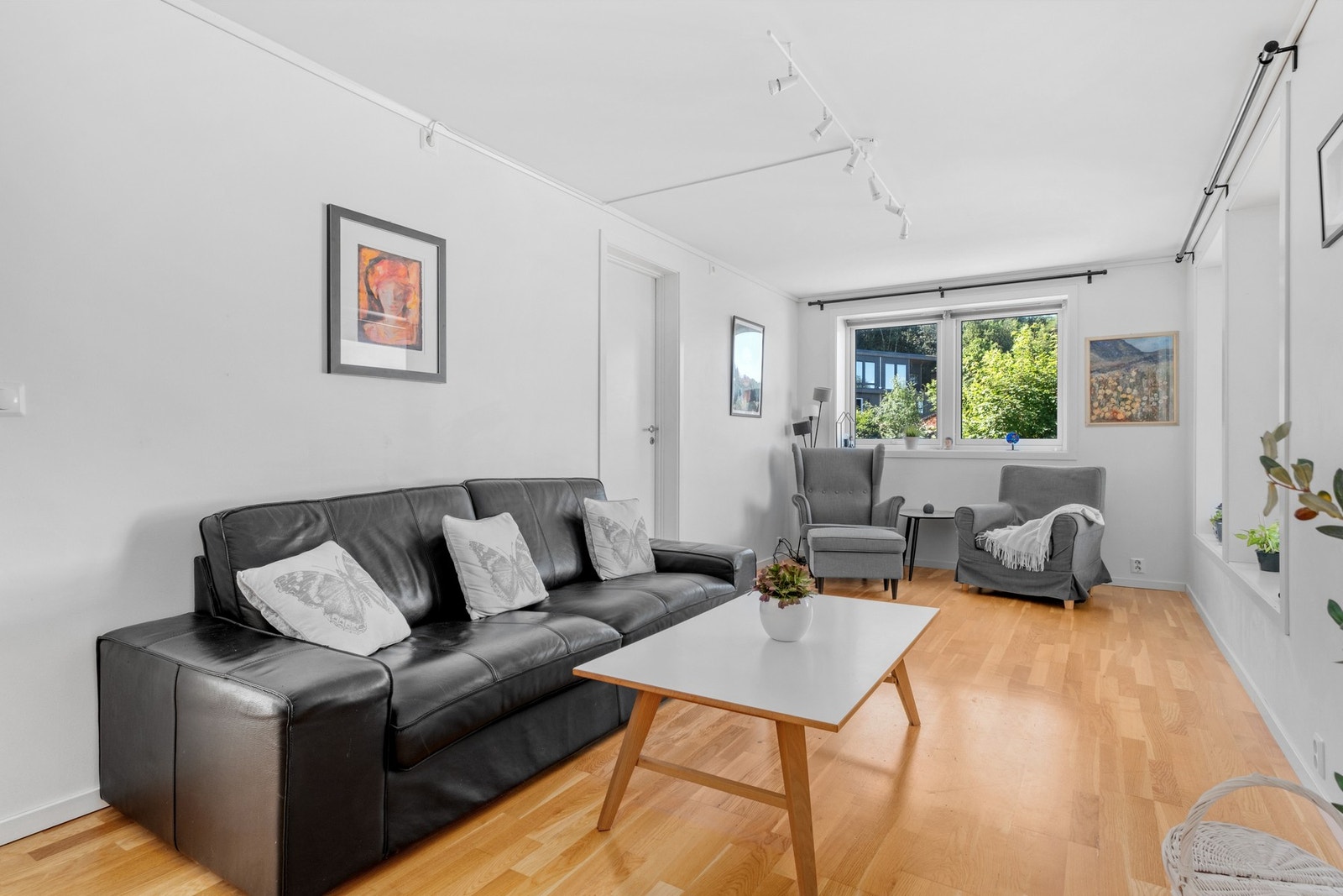 Stue i sokkeletasje er på hele 33,5 kvm. Galleribilde