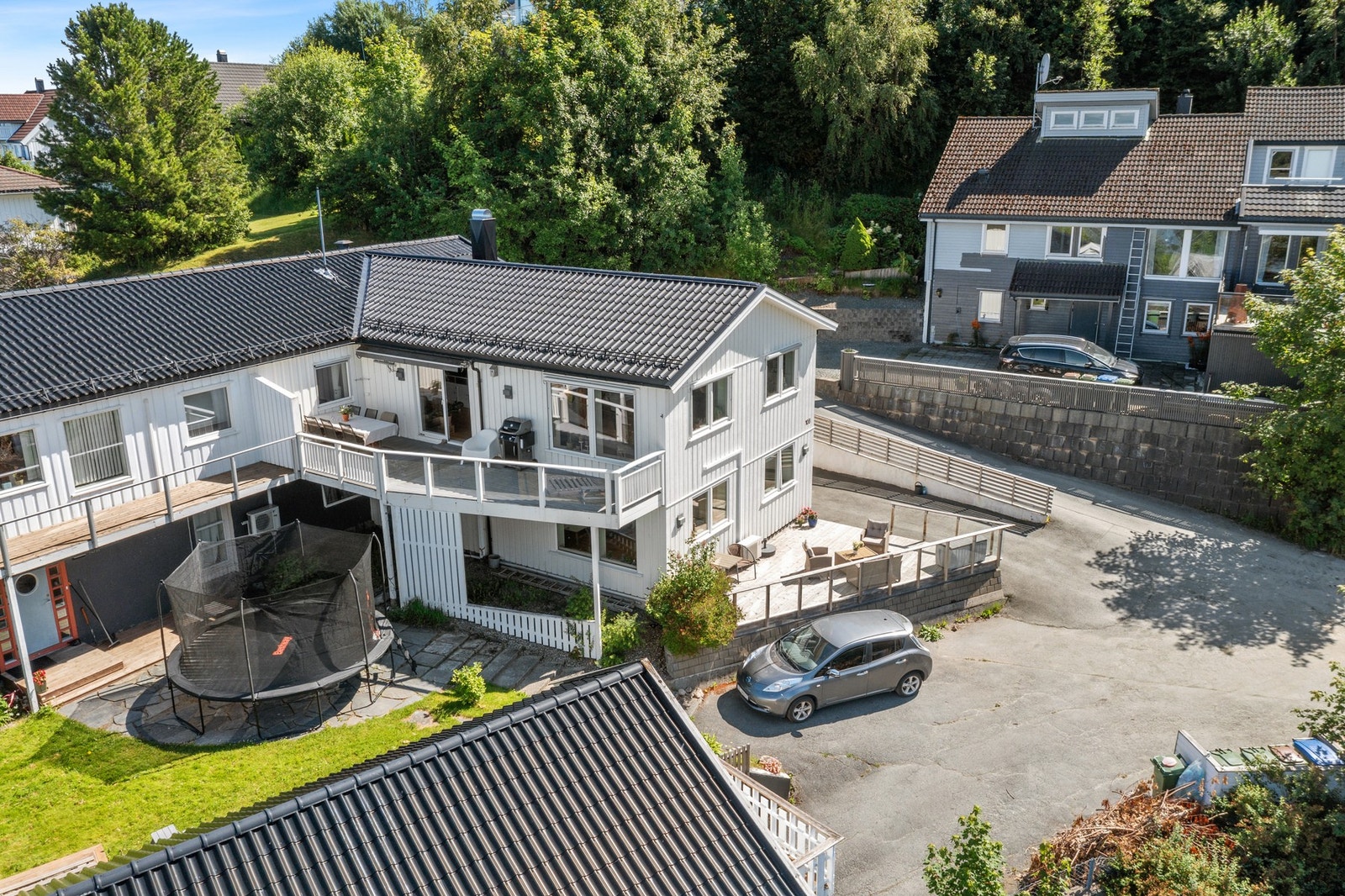 Eiendommen befinner seg innerst inne i blindvei som gir trygge omgivelser med lite trafikk. Galleribilde