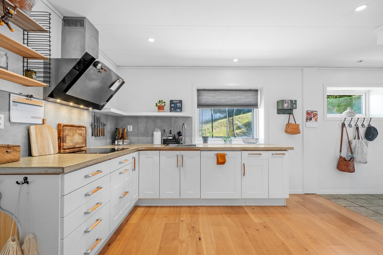 Stilrent og elegant kjøkken på hele 29,5 kvm. Galleribilde