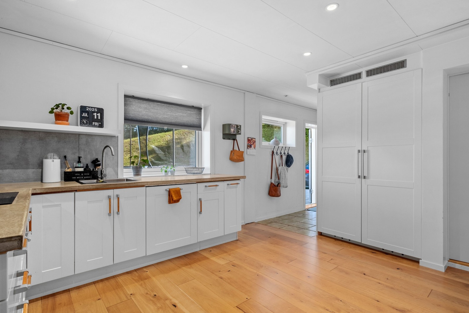 Kjøkken er utført i tidløse og moderne farger med profilerte fronter. Galleribilde