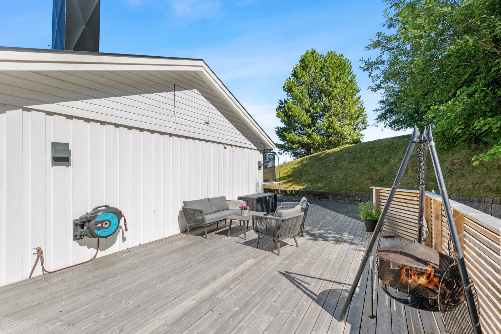 Det er god plass til ønsket utemøblement. Galleribilde