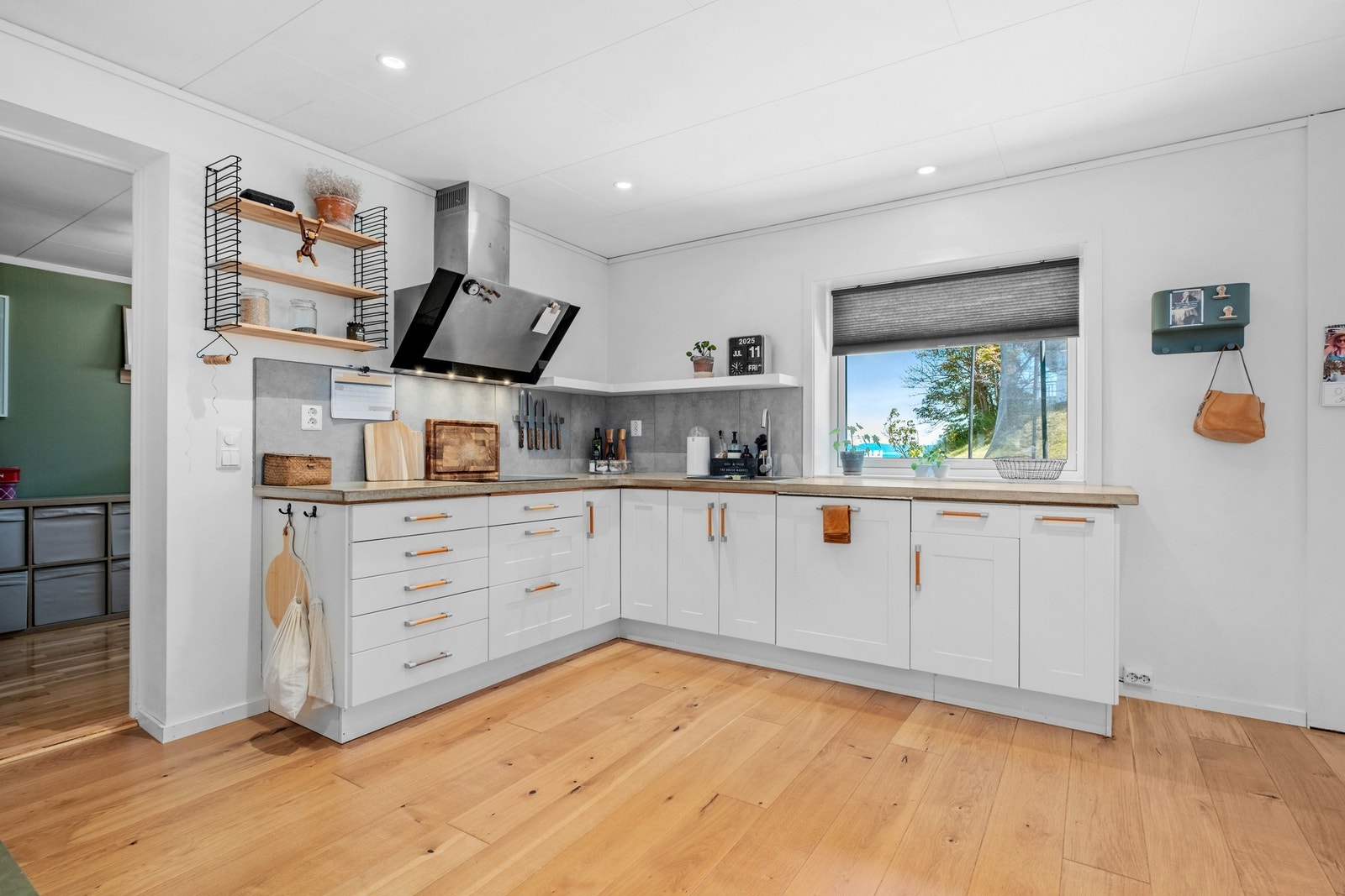 Videre er kjøkkenet utstyrt med integrerte hvitevarer som induksjonstopp, oppvaskmaskin og kjøleskap. Galleribilde