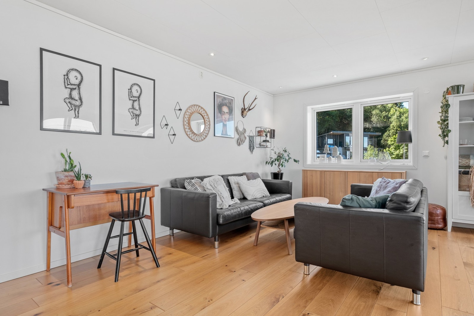 Stue er utført med elegant parkett på gulv og downlights i taket. Galleribilde