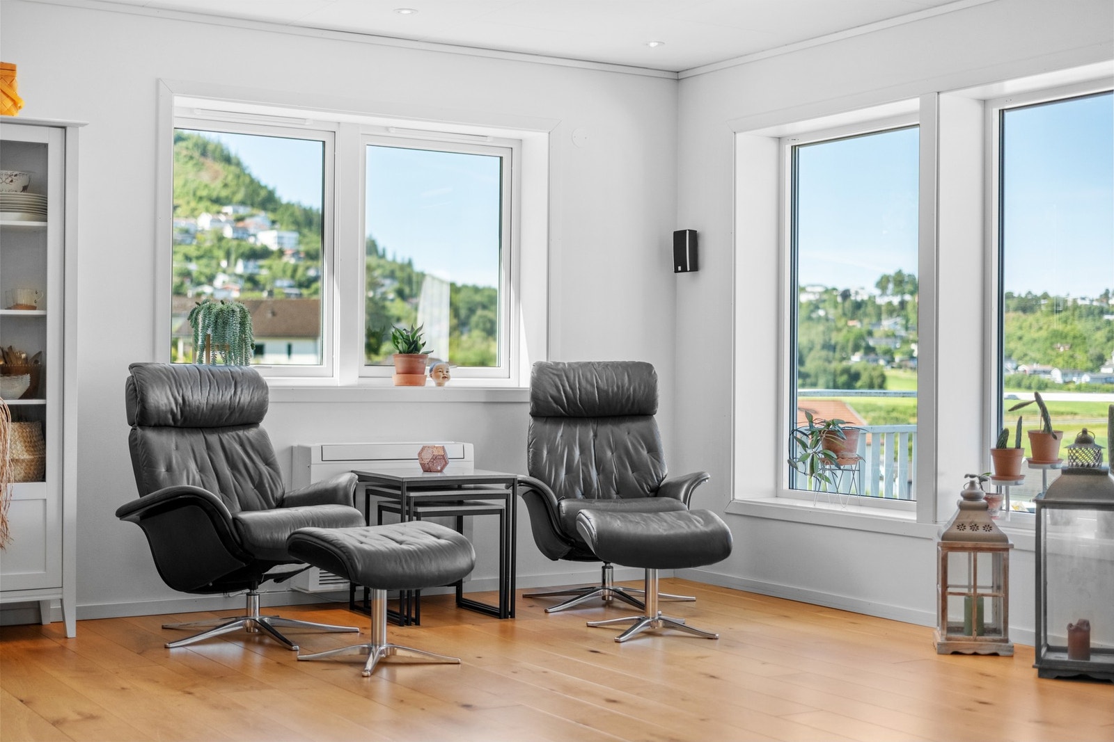 Du finner blant annet varmepumpe for oppvarming på stuen. Galleribilde