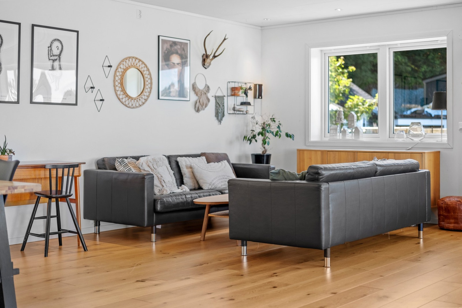 Stuen er også omringet av store vindusflater som gir rikelig med naturlig lysinnslipp. Galleribilde