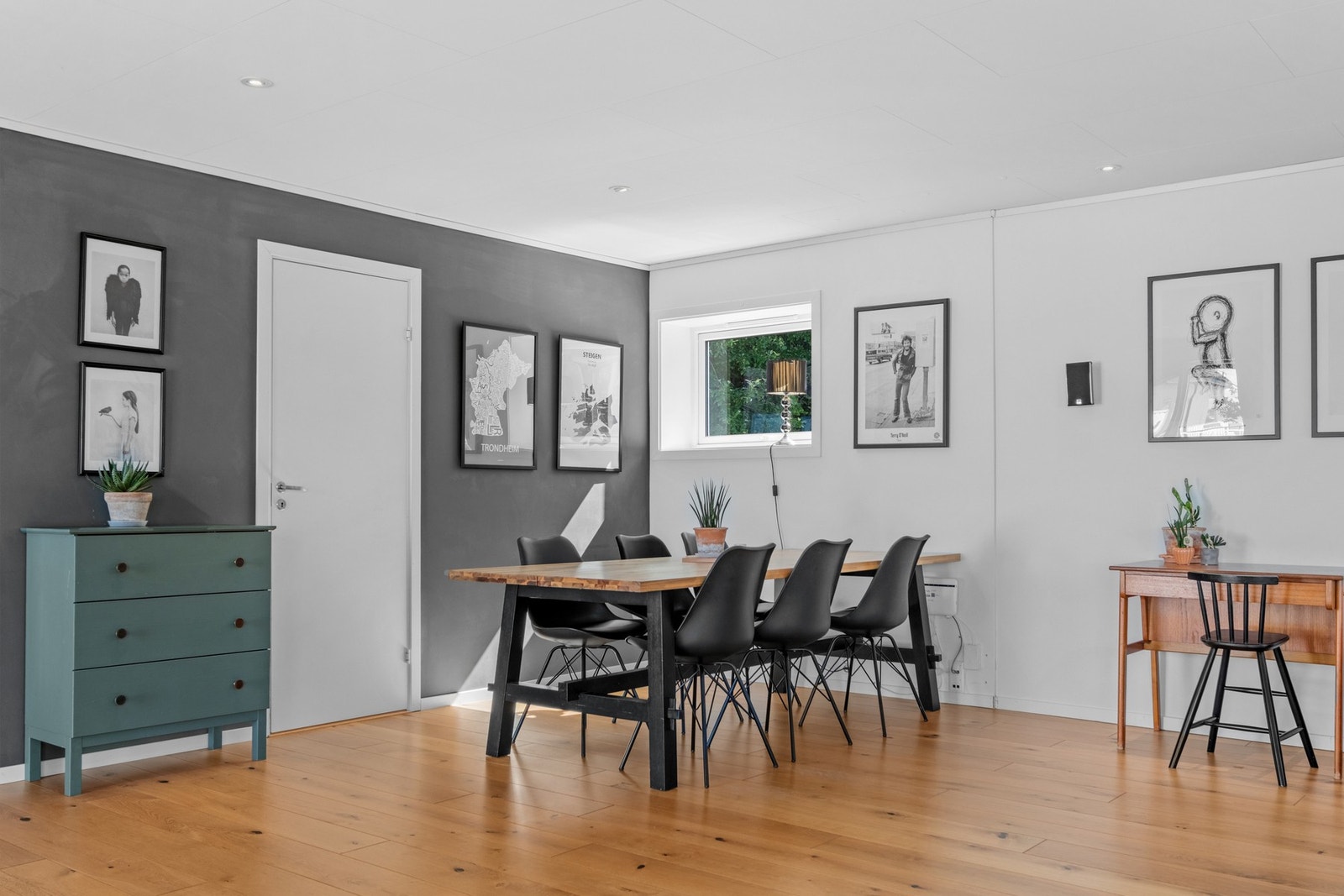 Ved spisebordet har du inngang til det ene soverommet, hvor du også finner utgang til terrasse. Galleribilde