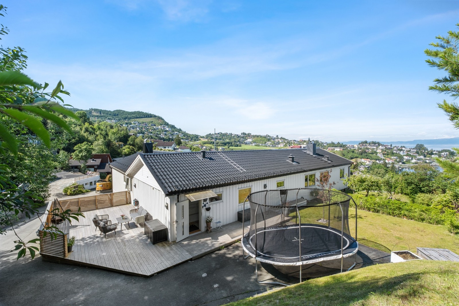 På baksiden finner du nok en terrasse på hele 51 kvm samt stort uteareal. Galleribilde