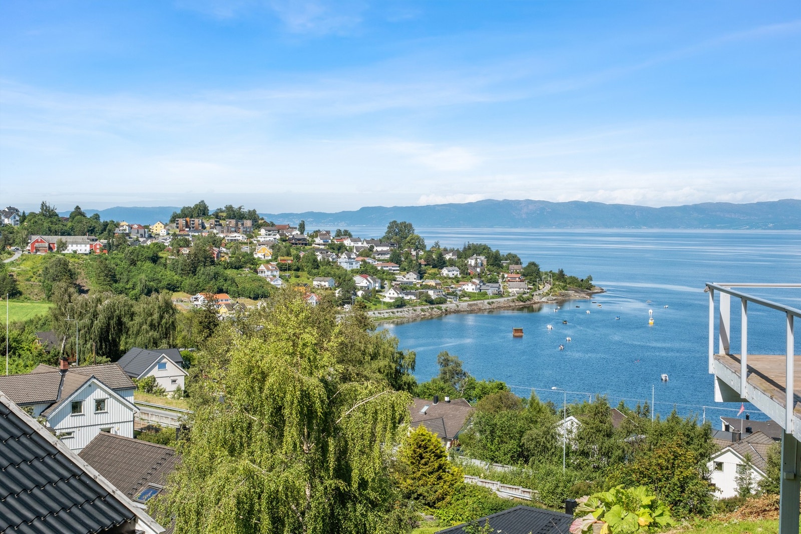 Eiendommen har en ypperlig beliggenhet som kan by på gode sol- og utsiktsforhold! Galleribilde