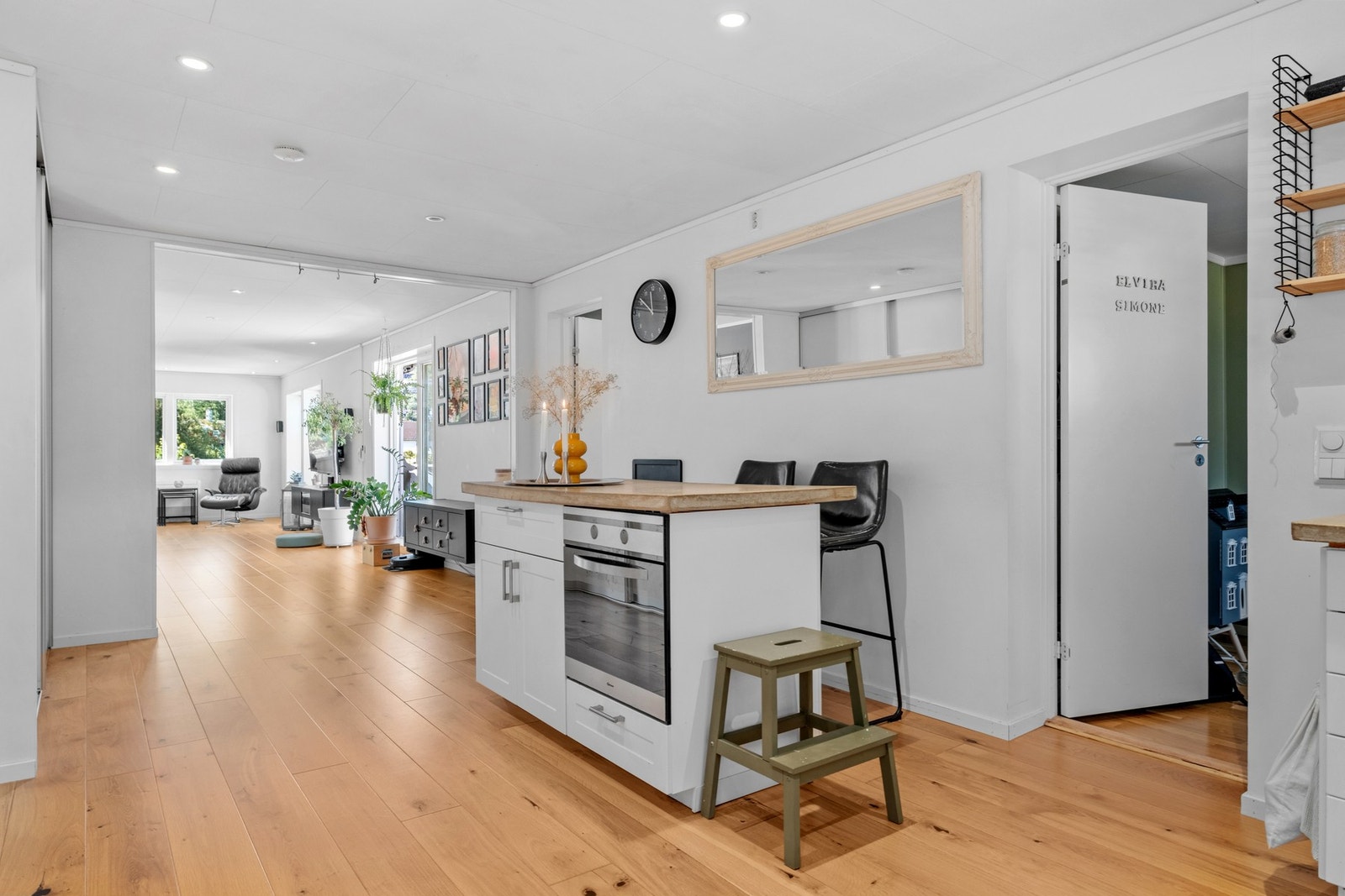 Du finner blant annet en svært praktisk kjøkkenøy med integrert ovn. Galleribilde