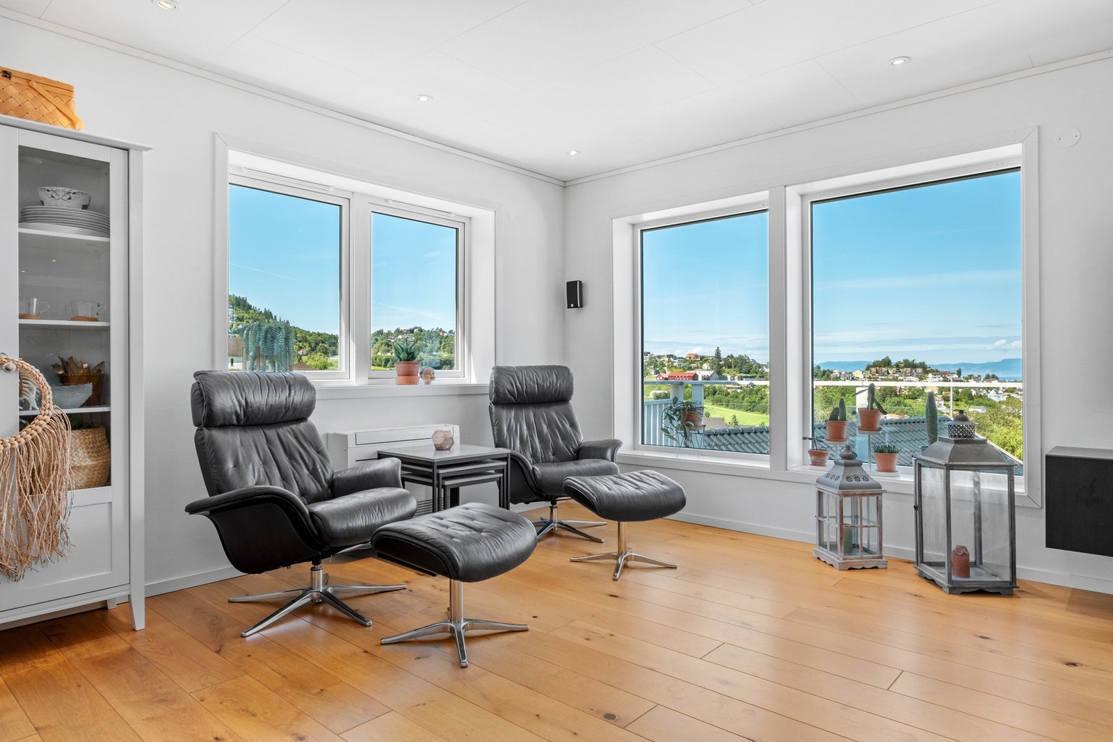 Fra stuen finner du også en svært ypperlig utsikt mot Trondheimsfjorden. Galleribilde